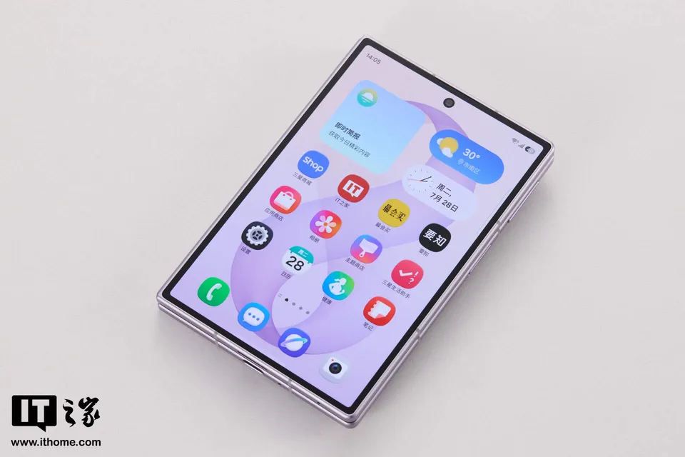 三星首款阔折叠 Galaxy Z Fold8 体验：更宽的屏幕，更多的可能